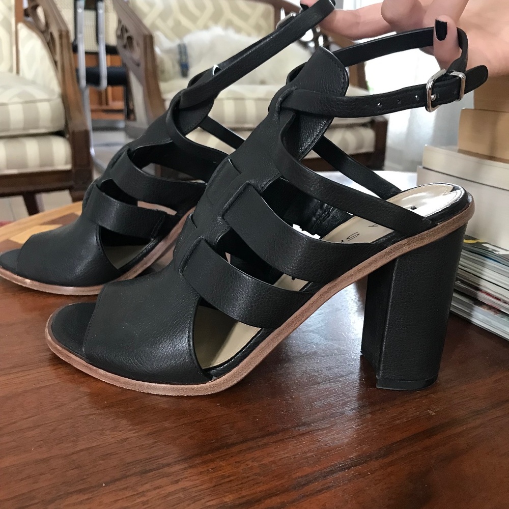 Black leather Via Spiga sandals